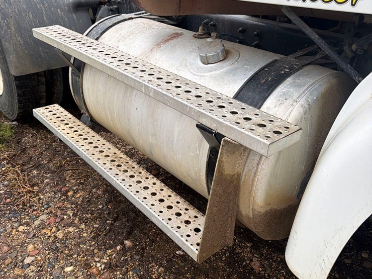 2005-sterling-9500-semi-tractor-image-17