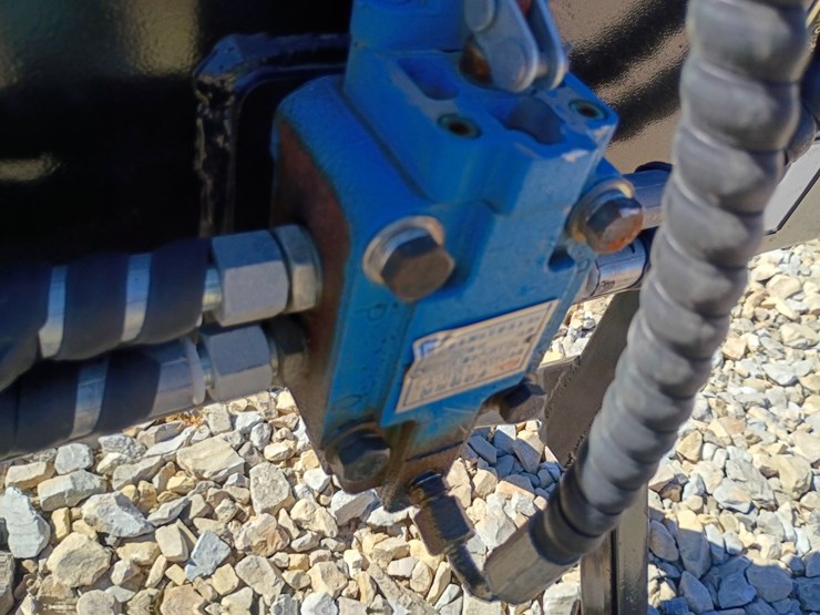 #27045-•-giyi-wood-splitter-mini-skid-steer-attachment-[damaged]-image-14