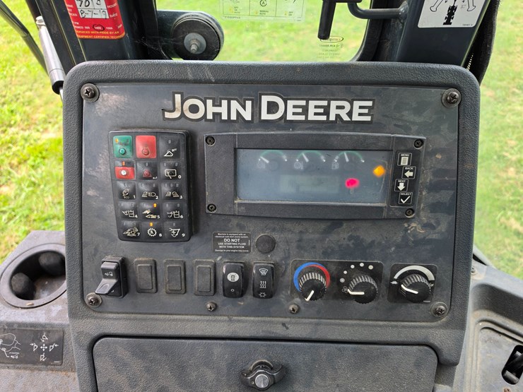 2016-deere-410l-image-40