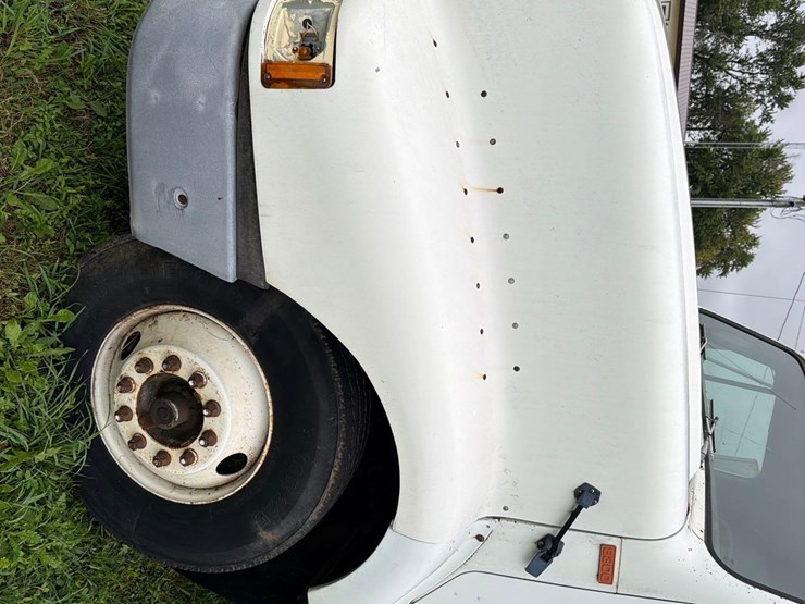 international-8300-6x4-semi-grain-truck-image-45