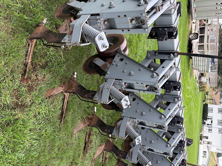 hiniker-8row-3pt-field-cultivator-image-23