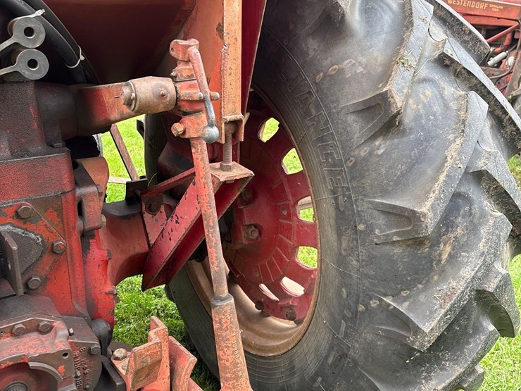farmall-706-tractor-with-case-2355-loader-image-24