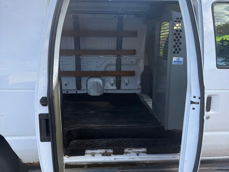 2006-ford-e250-image-32