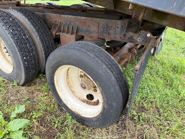 international-8300-6x4-semi-grain-truck-image-21