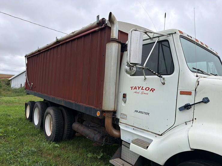 international-8300-6x4-semi-grain-truck-image-52