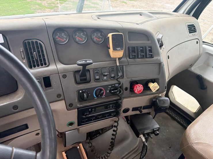 2005-sterling-9500-semi-tractor-image-45