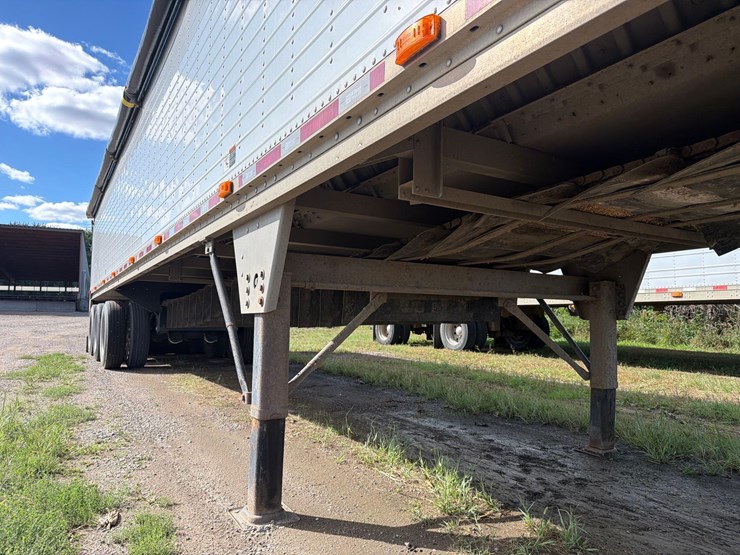 2011-wilson-46ft-fixed-tri-axle-live-bottom-semi-belt-trailer--1-owner--very-clean-trailer-image-9