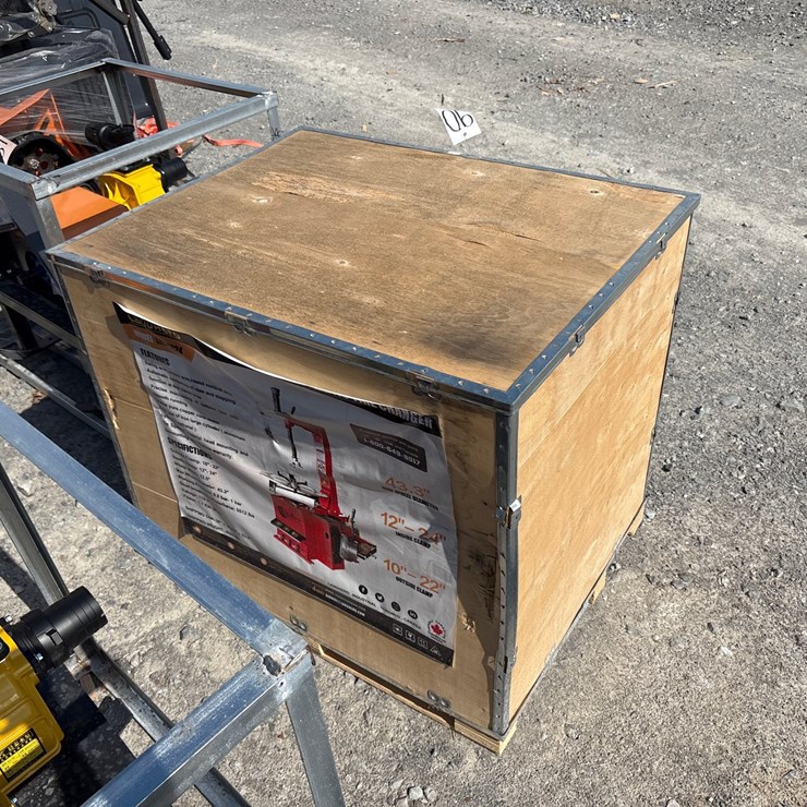 #90 • 24” SEMI AUTOMATIC TIRE CHANGER