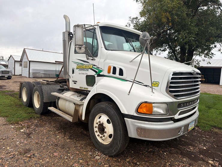 2005-sterling-9500-semi-tractor-image-3