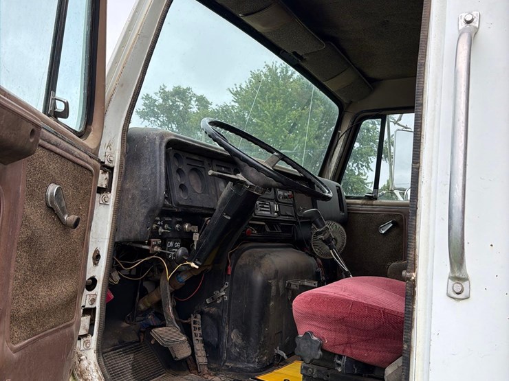 international-8300-6x4-semi-grain-truck-image-69
