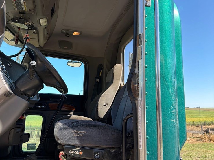 2011-peterbilt-386-image-43