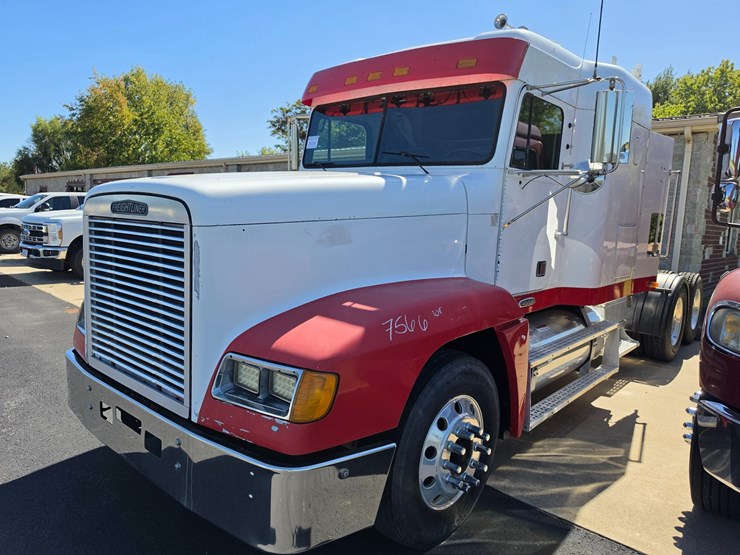 2001-freightliner-fld120-image-1