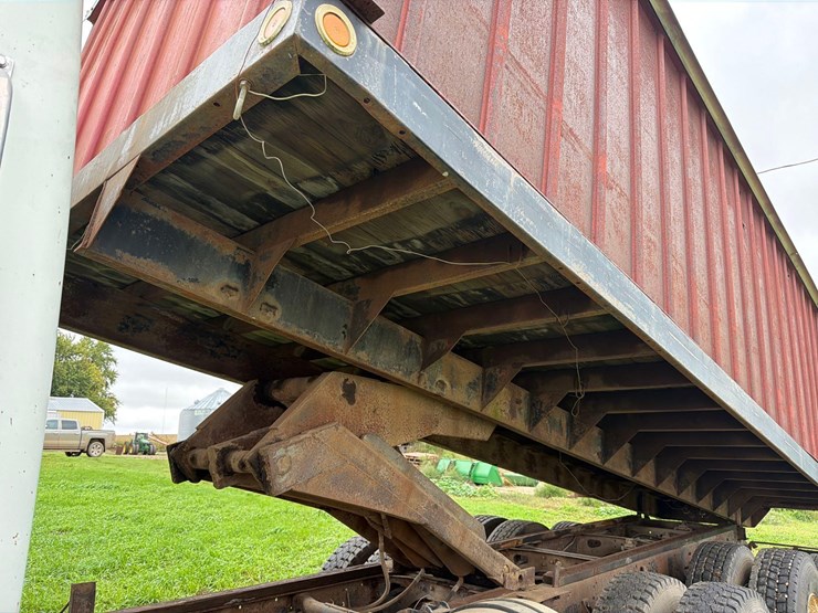 international-8300-6x4-semi-grain-truck-image-27