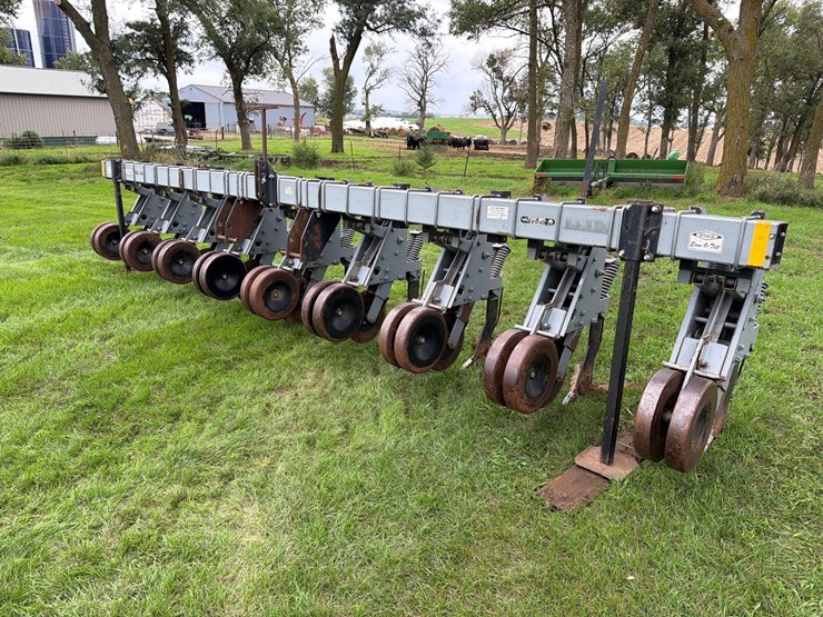 hiniker-8row-3pt-field-cultivator-image-1