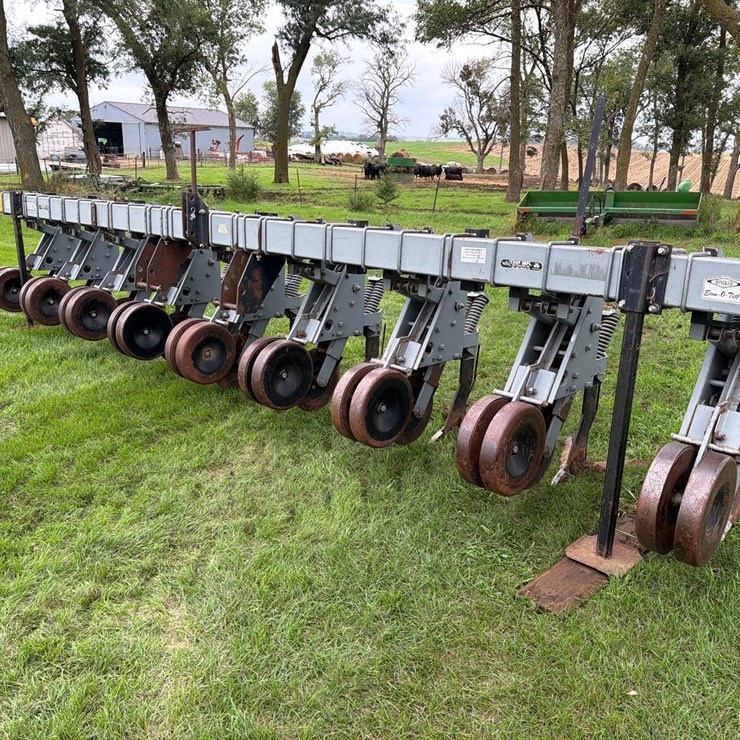 Hiniker 8row 3pt Field Cultivator