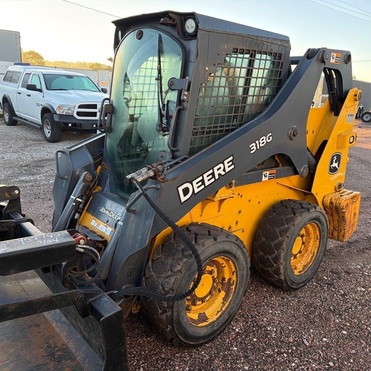 DEERE 318G