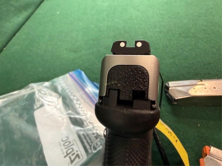 smith-&-wesson-mdl.sd40-ve-40-s&w-pistol-image-5
