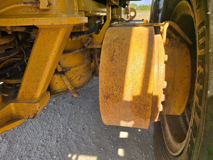 2005-caterpillar-12h-image-65