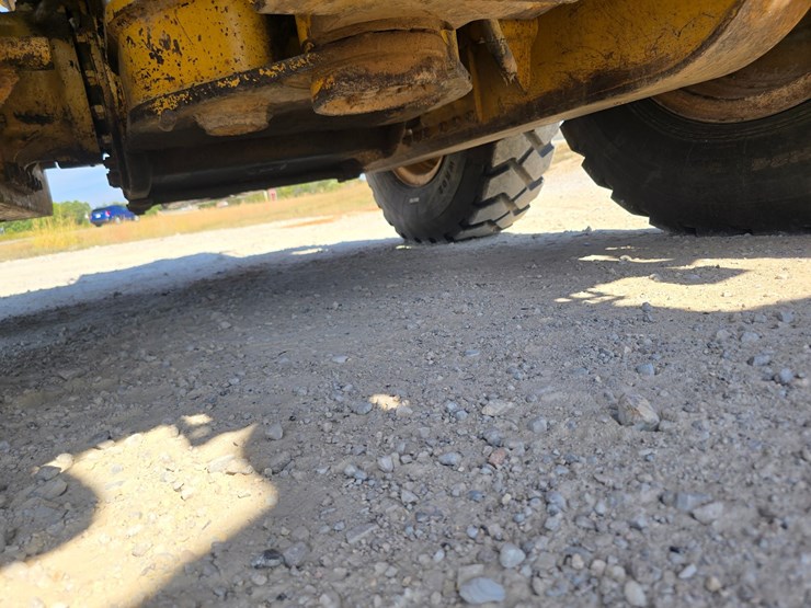 2005-caterpillar-12h-image-61