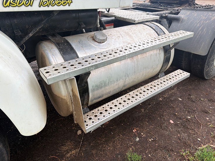 2005-sterling-9500-semi-tractor-image-8