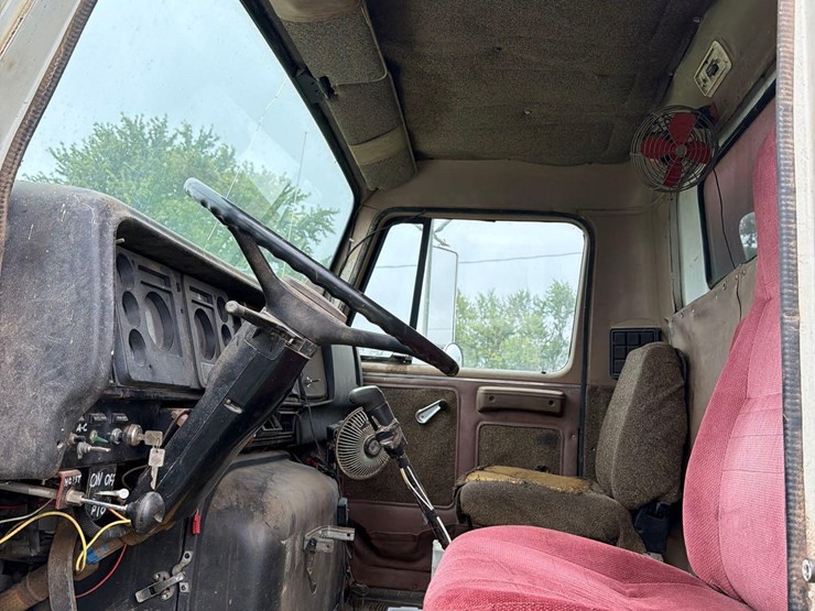 international-8300-6x4-semi-grain-truck-image-73