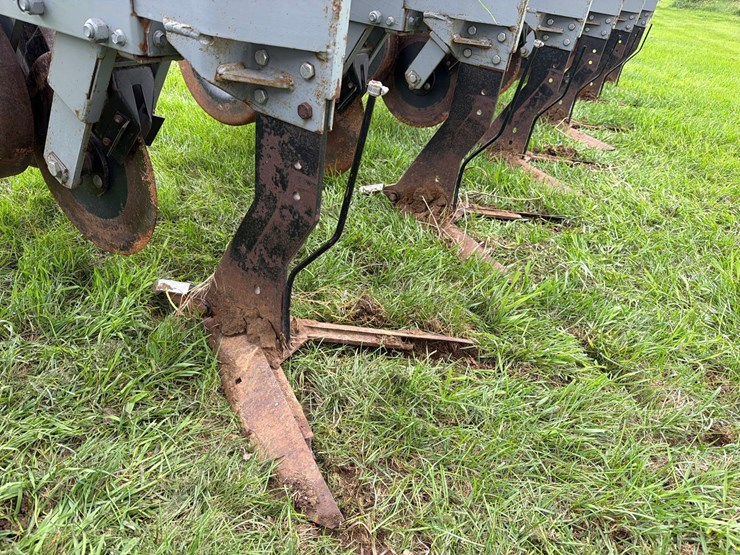 hiniker-8row-3pt-field-cultivator-image-19