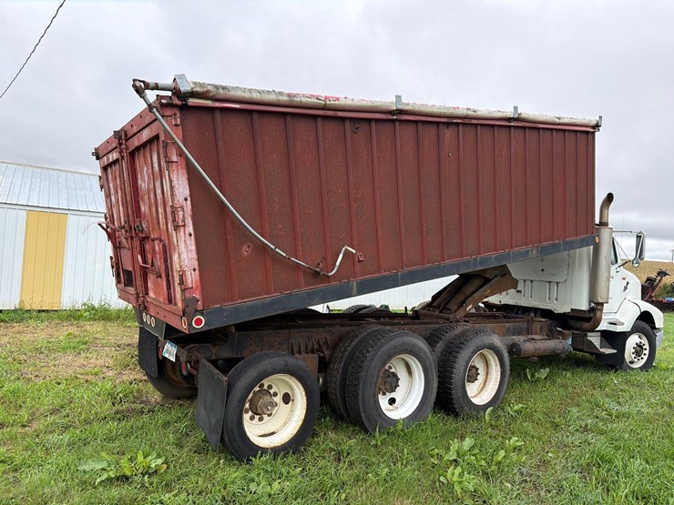 international-8300-6x4-semi-grain-truck-image-3
