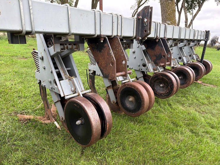 hiniker-8row-3pt-field-cultivator-image-10