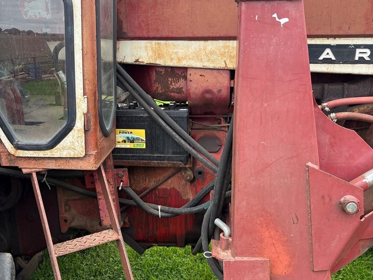 farmall-706-tractor-with-case-2355-loader-image-17