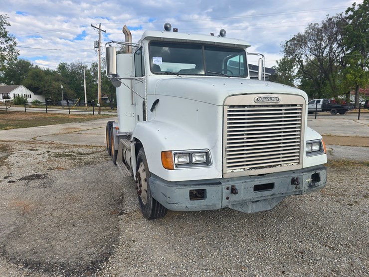 1999-freightliner-fld112-image-17