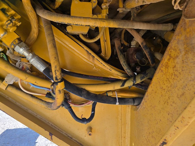 2005-caterpillar-12h-image-49