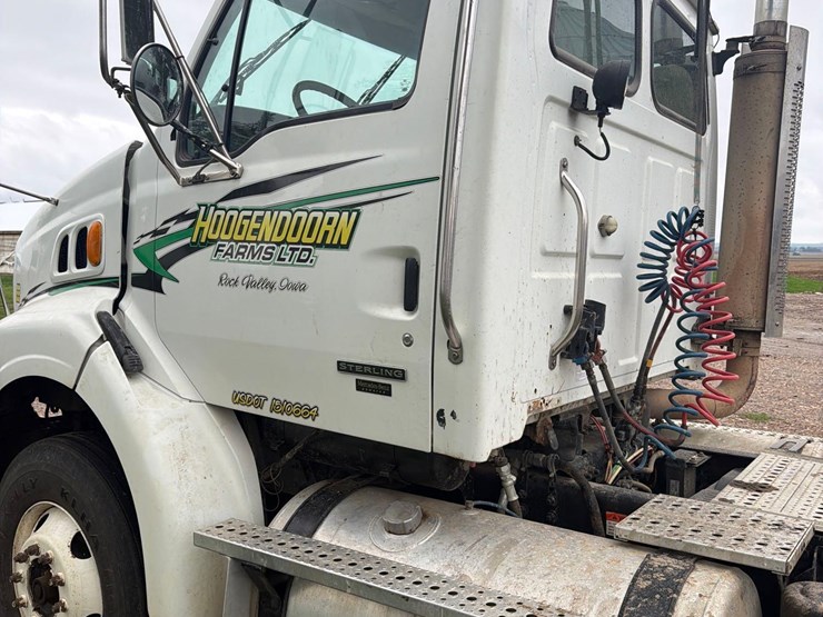 2005-sterling-9500-semi-tractor-image-35