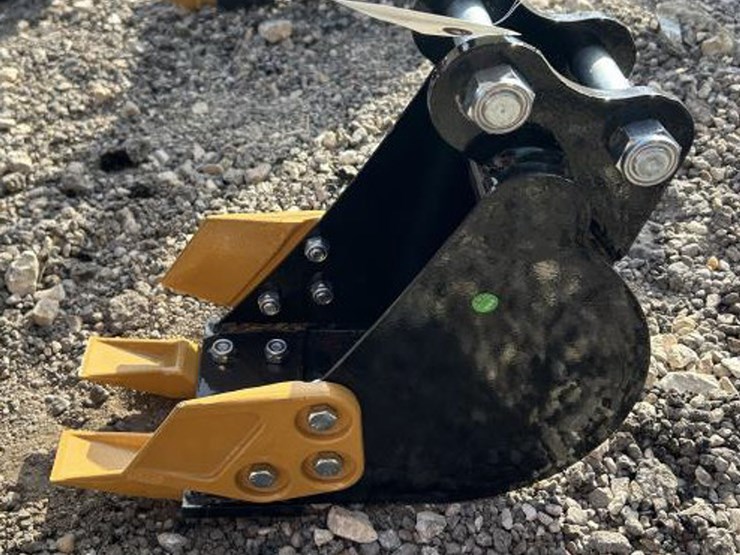 #259-•-mini-excavator-8"-toothed-bucket-image-2