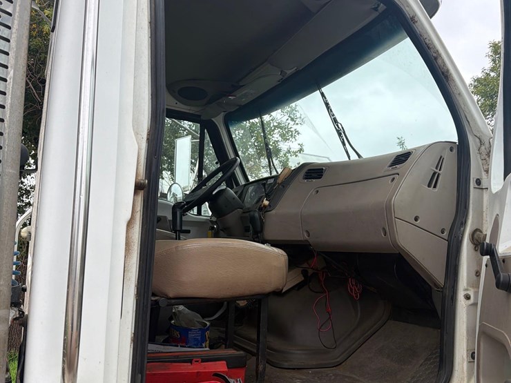 2005-sterling-9500-semi-tractor-image-56