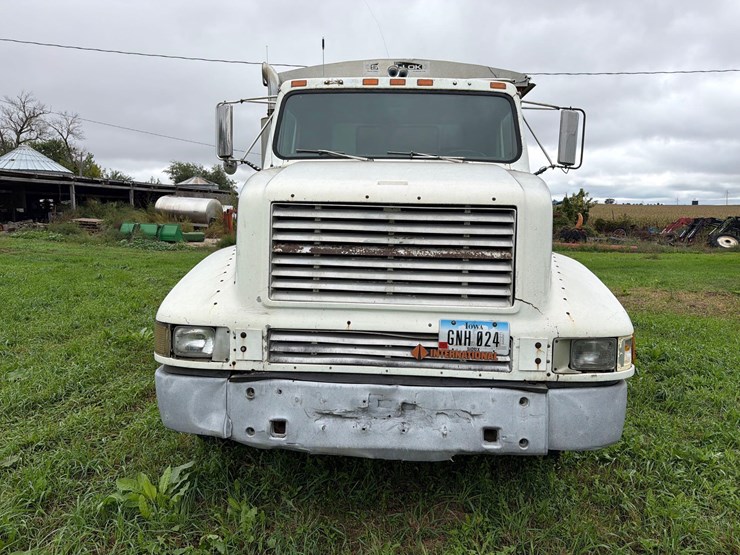 international-8300-6x4-semi-grain-truck-image-36