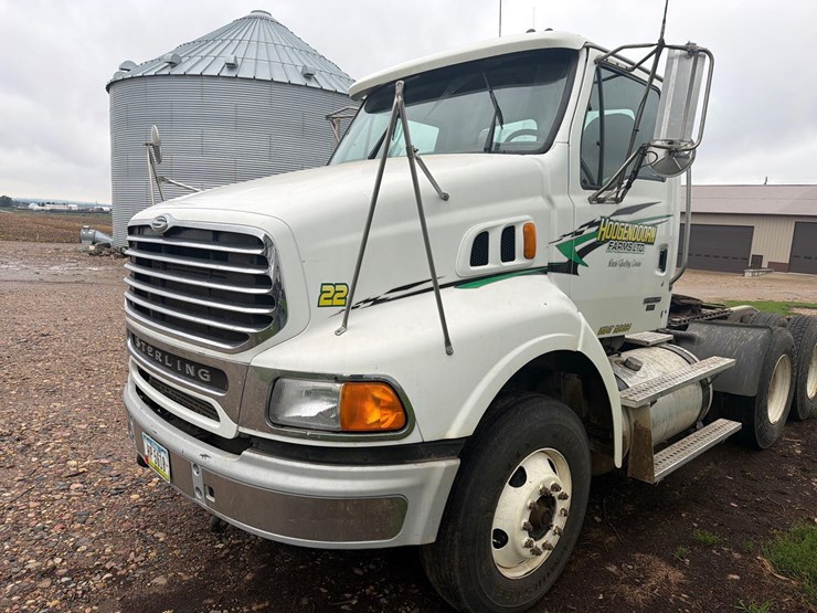 2005-sterling-9500-semi-tractor-image-10