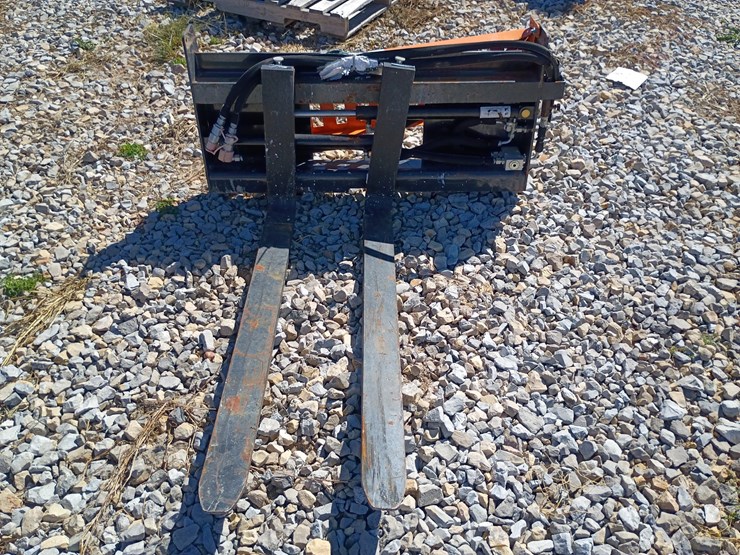 #27024-•-wolverine-hydraulic-pallet-forks-skid-steer-attachment-image-1