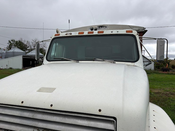 international-8300-6x4-semi-grain-truck-image-48