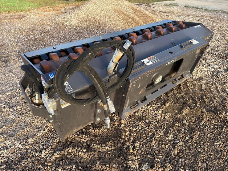 paladin-86”-wide-skidloader-packer-image-3