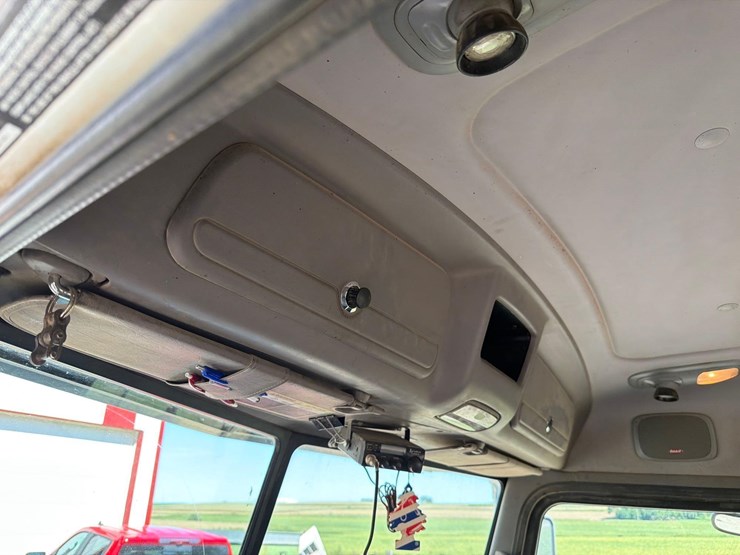 2011-peterbilt-386-image-48
