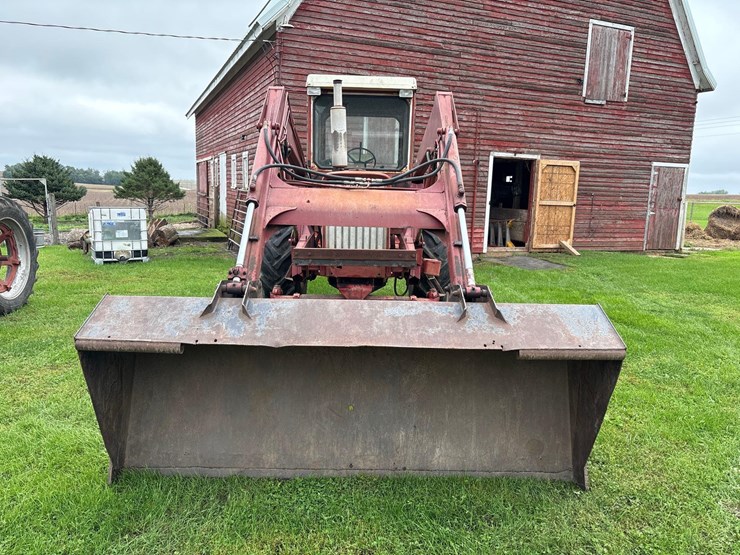 farmall-706-tractor-with-case-2355-loader-image-12