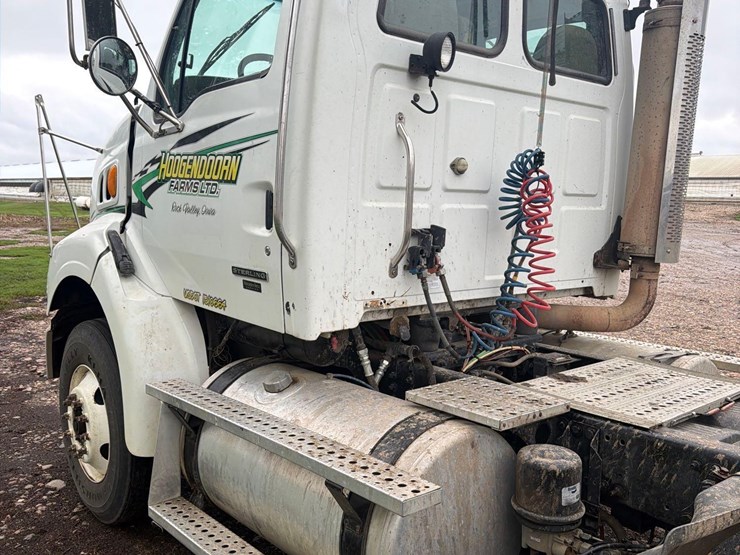 2005-sterling-9500-semi-tractor-image-6