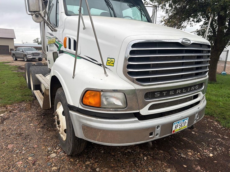 2005-sterling-9500-semi-tractor-image-14