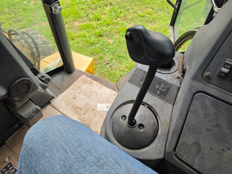 2016-deere-410l-image-47