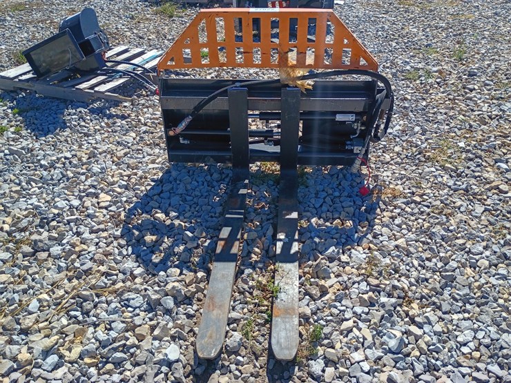 #27022-•-wolverine-hydraulic-pallet-forks-skid-steer-attachment-image-1