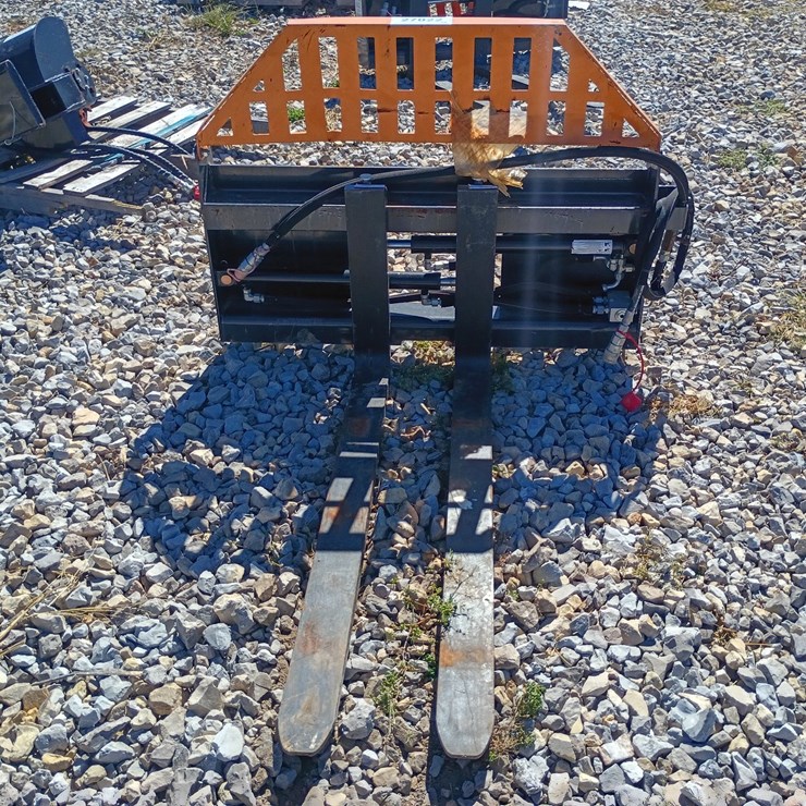 #27022 • Wolverine Hydraulic Pallet Forks Skid Steer Attachment