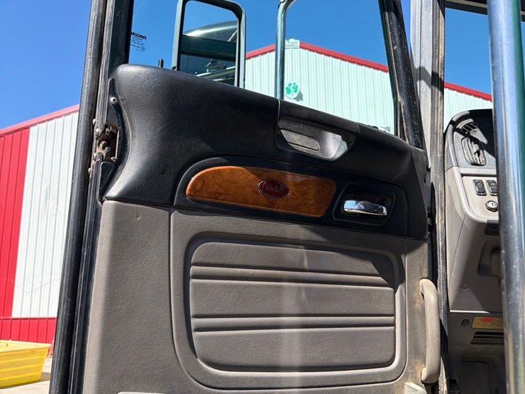 2011-peterbilt-386-image-45