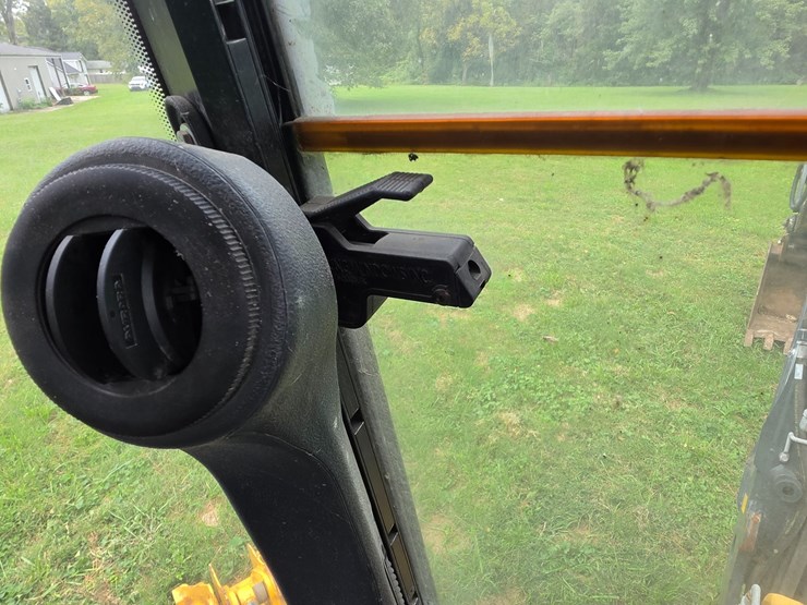 2016-deere-410l-image-62