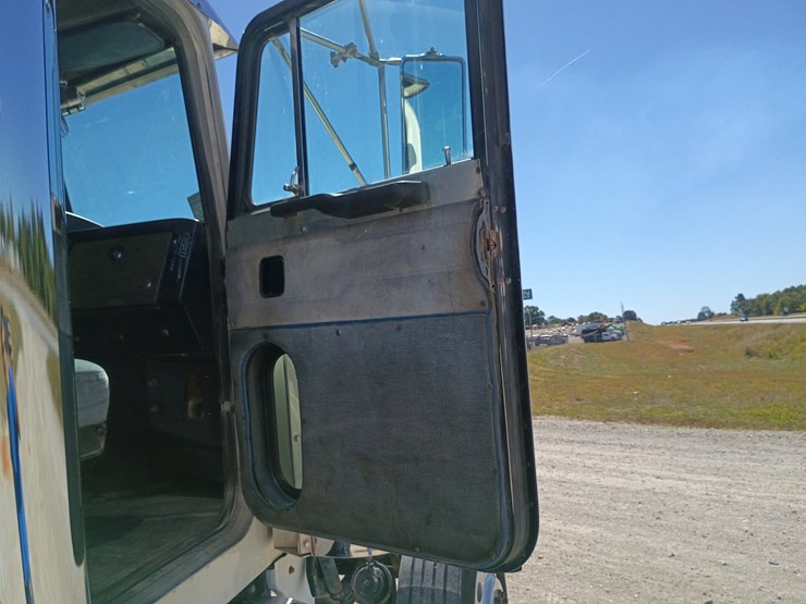 1990-peterbilt-379-image-41