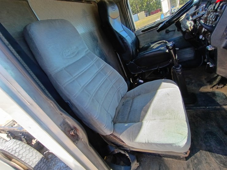 1990-peterbilt-379-image-42